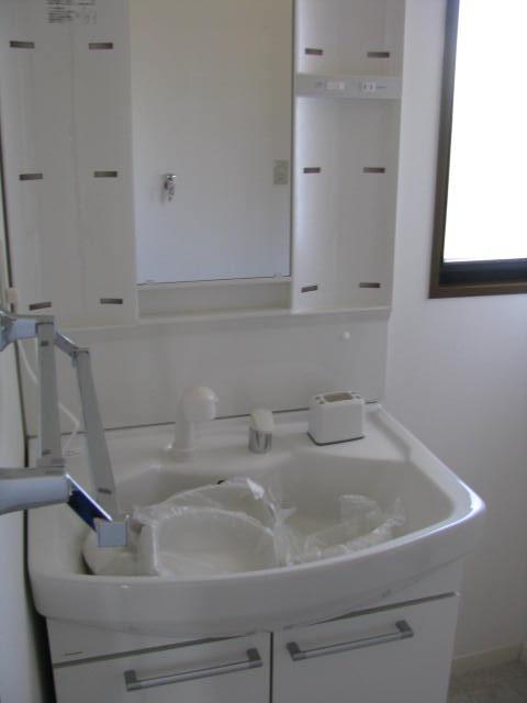 Wash basin, toilet. Indoor (11 May 2013) Shooting New shampoo dresser