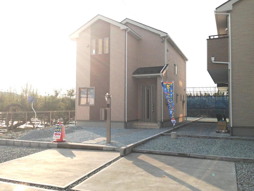 Local photos, including front road. Local (10 May 2013) Shooting