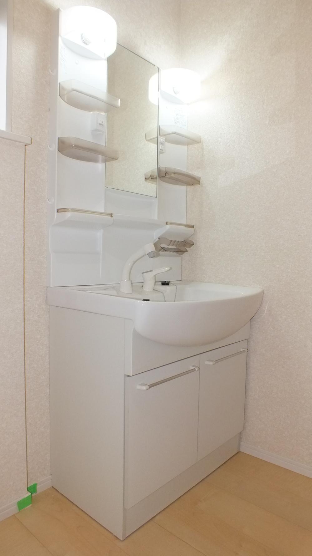 Wash basin, toilet. ● same specifications ●