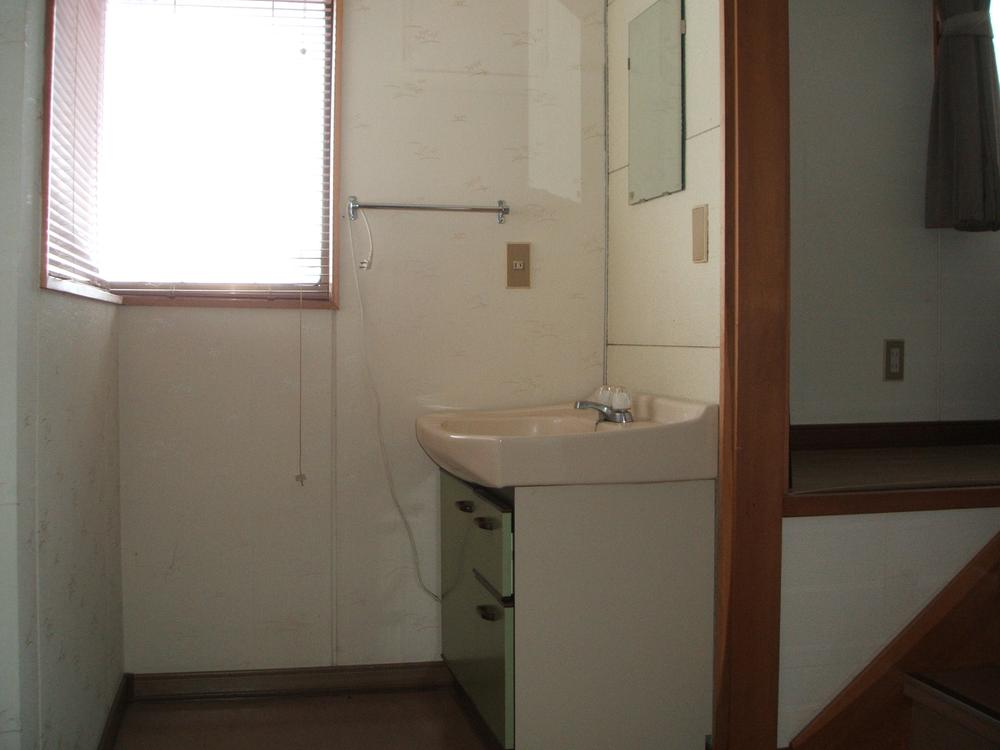 Wash basin, toilet. Second floor