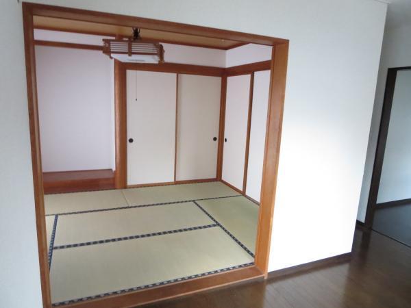 Non-living room. Changed dramatically in the Japanese-style room with a living and open the sliding door