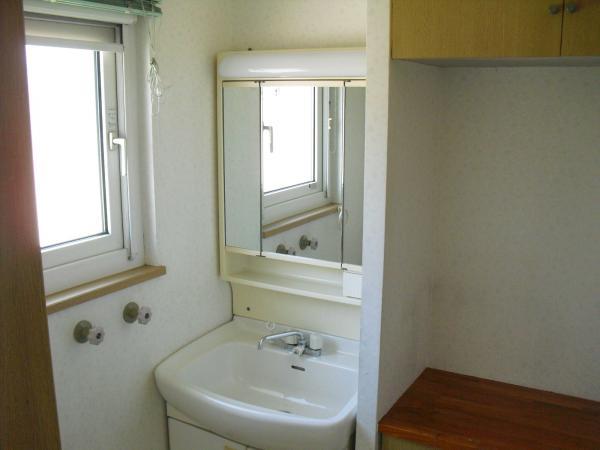 Wash basin, toilet. Spacious dressing room also in Mato change
