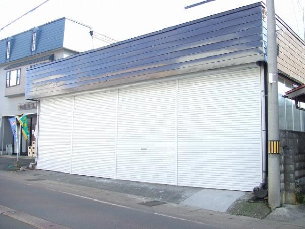 Local appearance photo. Entrance shutter