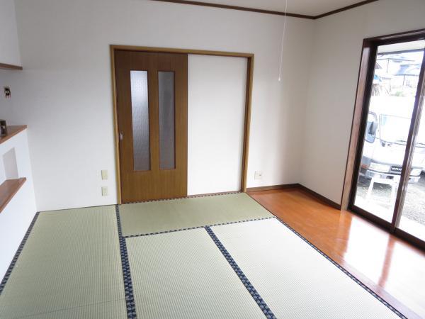 Non-living room. Living Japanese-style. Kitchen and same space