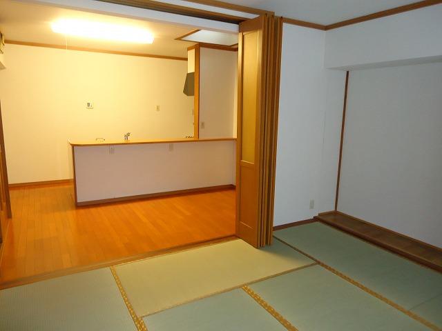 Non-living room. Japanese-style room adjacent to the DK is, By opening and closing the joinery, You can also use as a drawing room.