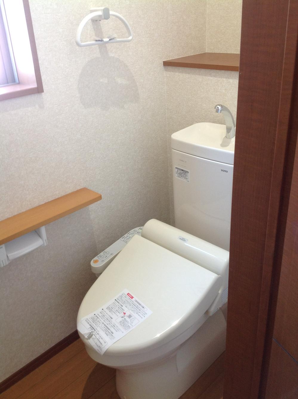 Toilet. 1st floor ・ Automatic opening and closing on the second floor, Toilet installation with hot-water heating toilet seat