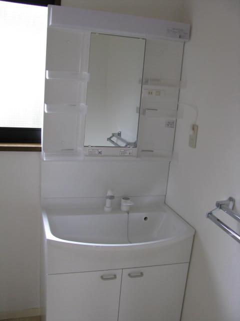 Wash basin, toilet. Indoor (10 May 2015) Shooting New shampoo dresser