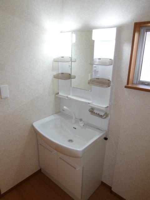 Wash basin, toilet. ● same specifications ●