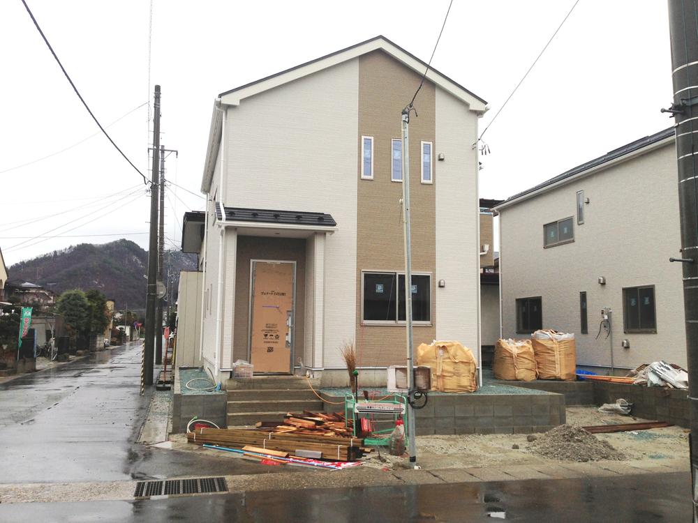 Local photos, including front road. (1) Building: local (December 13, 2013) Shooting