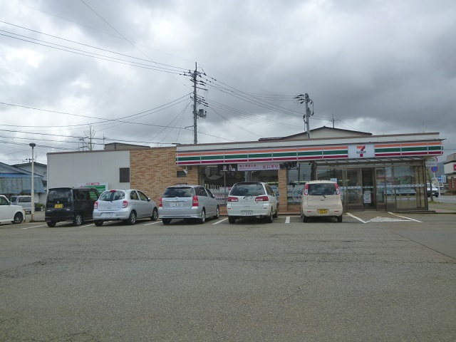 Convenience store. Seven-Eleven Tsuruoka Nishishinsai Machiten up (convenience store) 928m