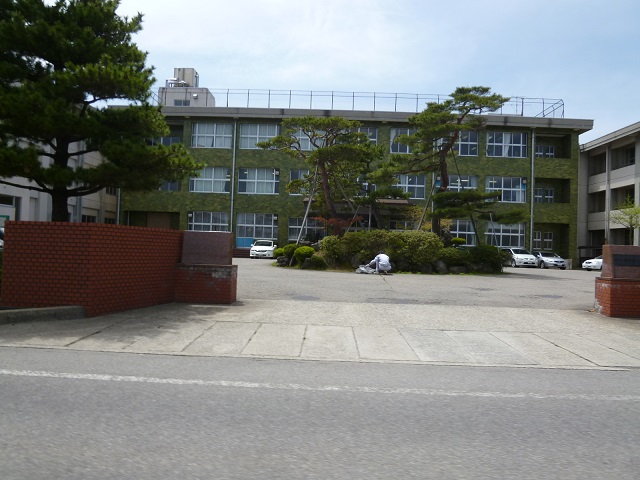 Junior high school. 1700m to Tsuruoka Municipal Tsuruoka first junior high school (junior high school)