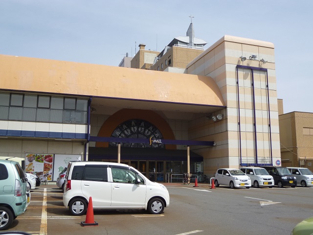 Shopping centre. 800m until the S-MALL (shopping center)