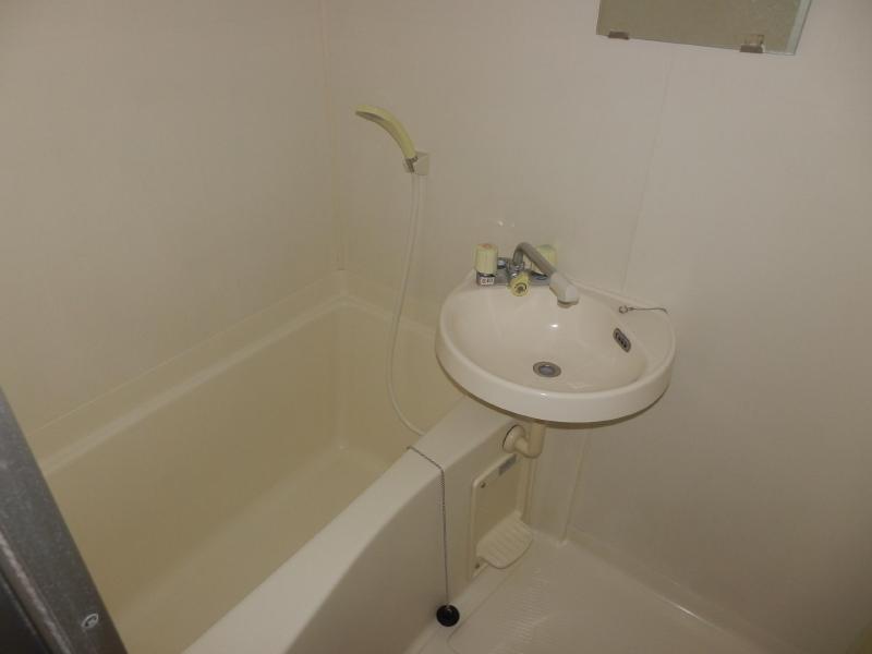 Bath. 2-point unit bus wash basin, Yes interior mirror (* ^ - ^ *)