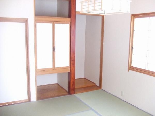 Non-living room. 1F Japanese-style room. There are living next to