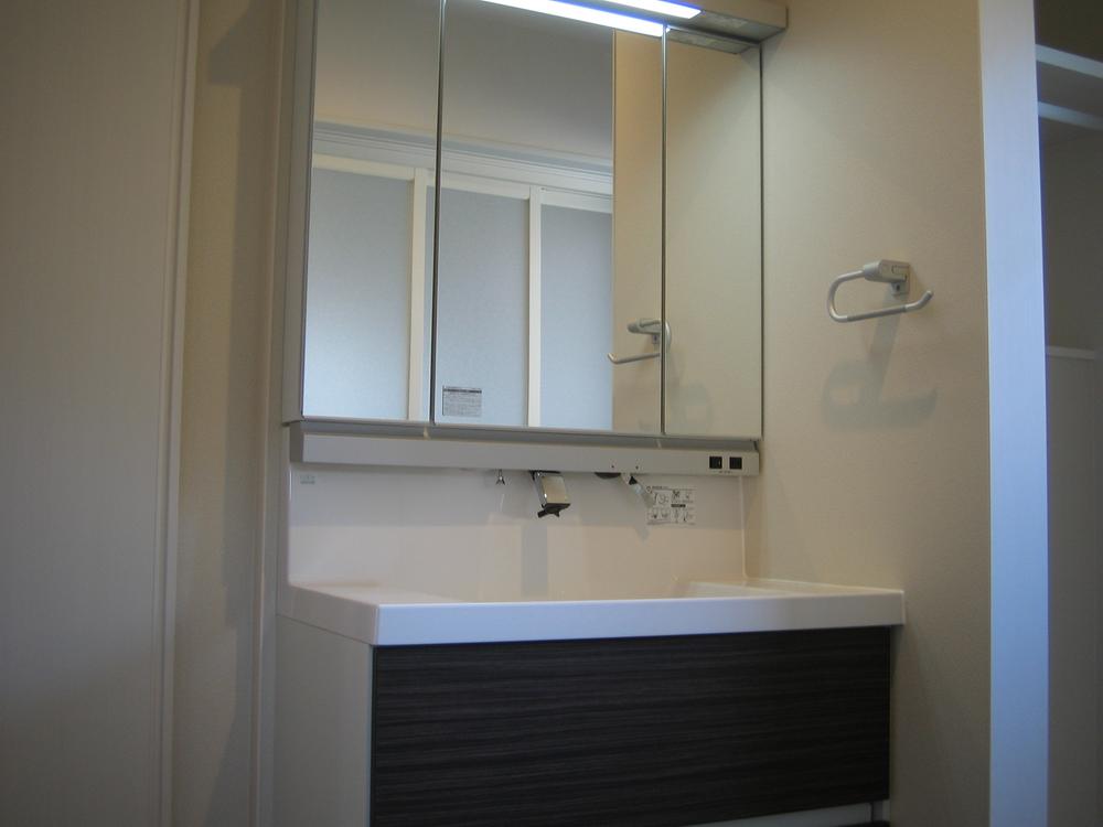 Wash basin, toilet. Vanity that is easy care