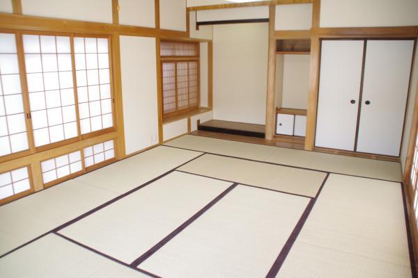 Non-living room. Hospitality customers in the 12-mat Japanese-style room! It is pleasant sunshine from the veranda.