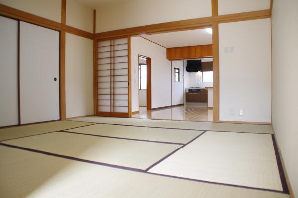 Non-living room. Japanese and Western of Tsuzukiai. It is also safe many relatives.