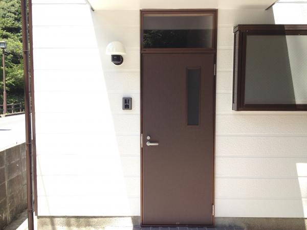 Entrance. Install the monitor with intercom of peace of mind