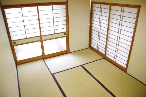 Non-living room. The first floor east side of the Japanese-style room There is also a storage space there is a veranda.