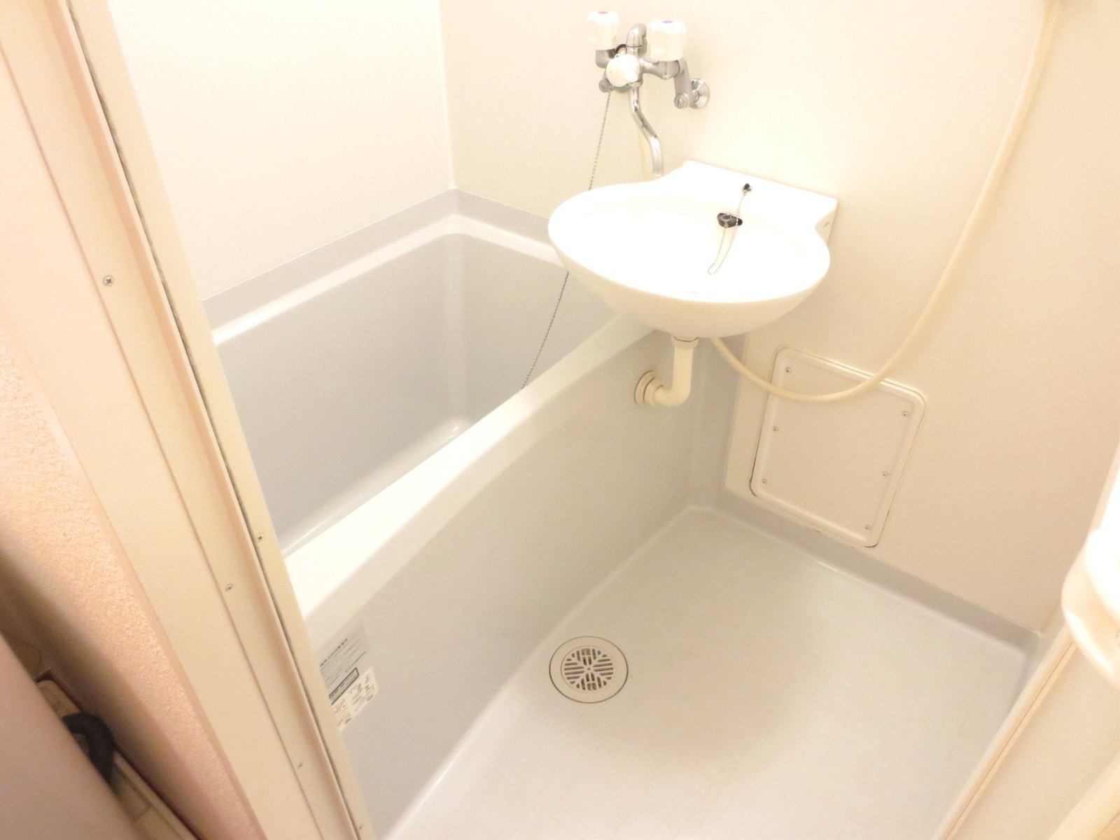 Bath. It is a bath with a bathroom dryer ☆ It is safe rainy day ☆ 