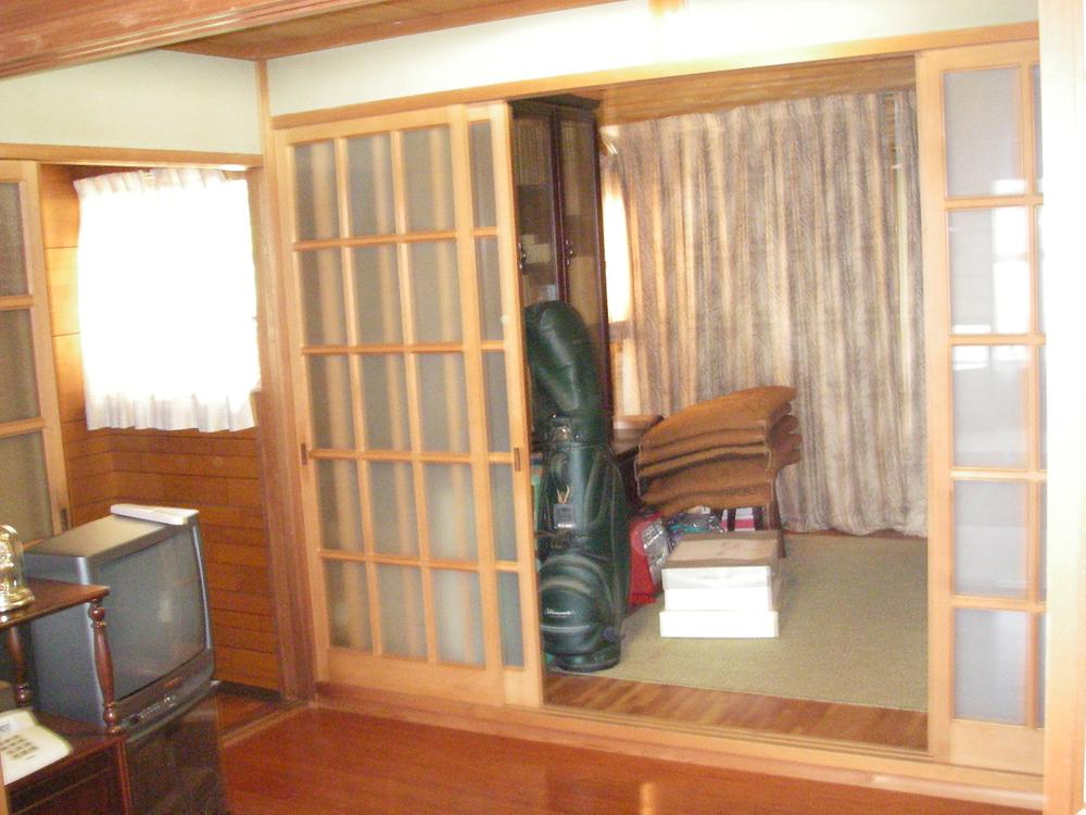 Non-living room. 2 Kaiyoshitsu 2 rooms, There are eight tatami beds Japanese-style room