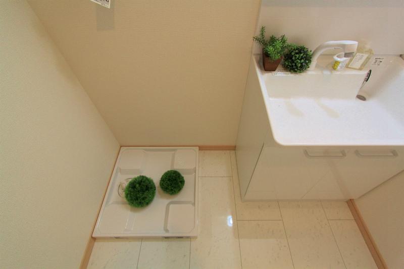 Wash basin, toilet. 2013 September 2 shooting