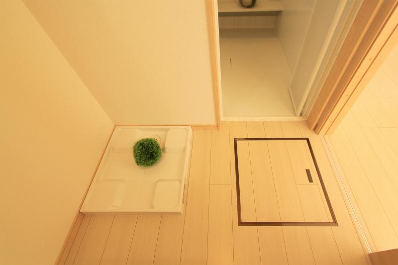 Wash basin, toilet. 2013 August 20 shooting