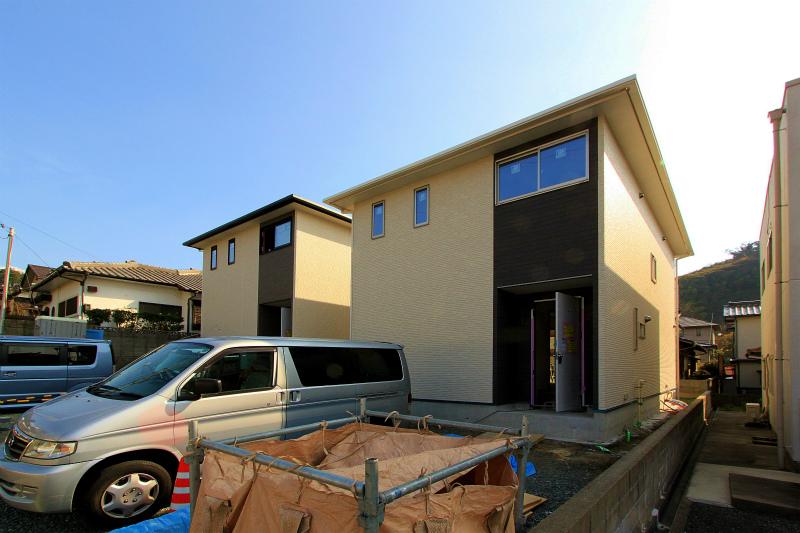 Local photos, including front road. 2013 December 5 shooting No. 1 destination