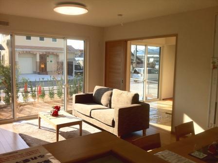 Living. Views from the dining and living, Communication space behind it is leading to the Japanese-style room ☆ 