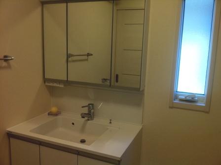 Wash basin, toilet. Three-sided mirror and wash basin with storage. Also there is a storage rack opposite, It puts a lot. 