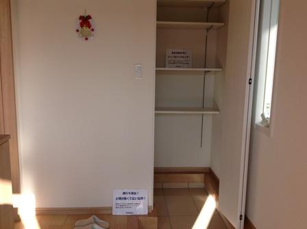 Receipt. Doma storage. You can hold a lot of shoes and things to suit the season and the scene. 