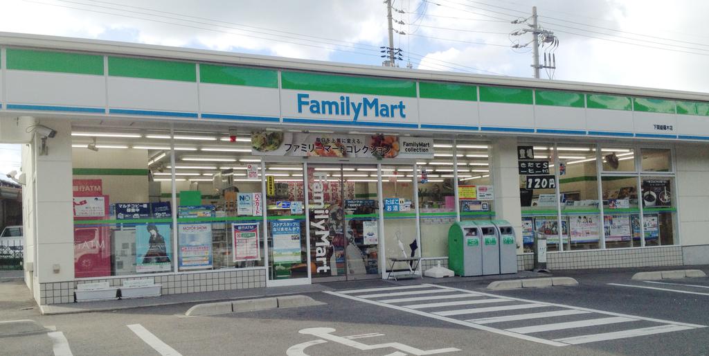 Convenience store. FamilyMart Shimonoseki Ayaragi store up (convenience store) 444m
