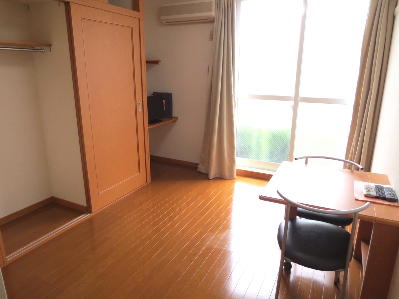 Living and room. tv set ・ Air conditioning ・ It comes with a curtain ※ Specifications are different in the room