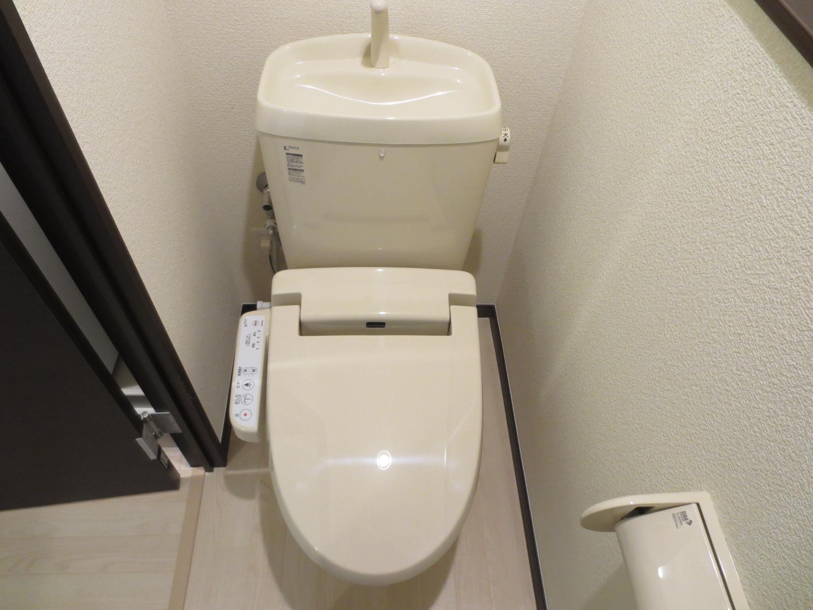 Toilet. With Washlet! There is little storeroom space next to