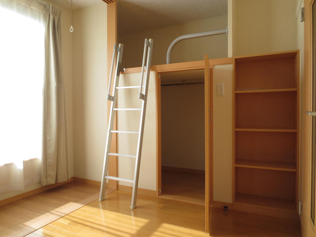 Living and room. Under the bed ・ Storage space of large capacity in the transverse! Important clothes are hung in storage