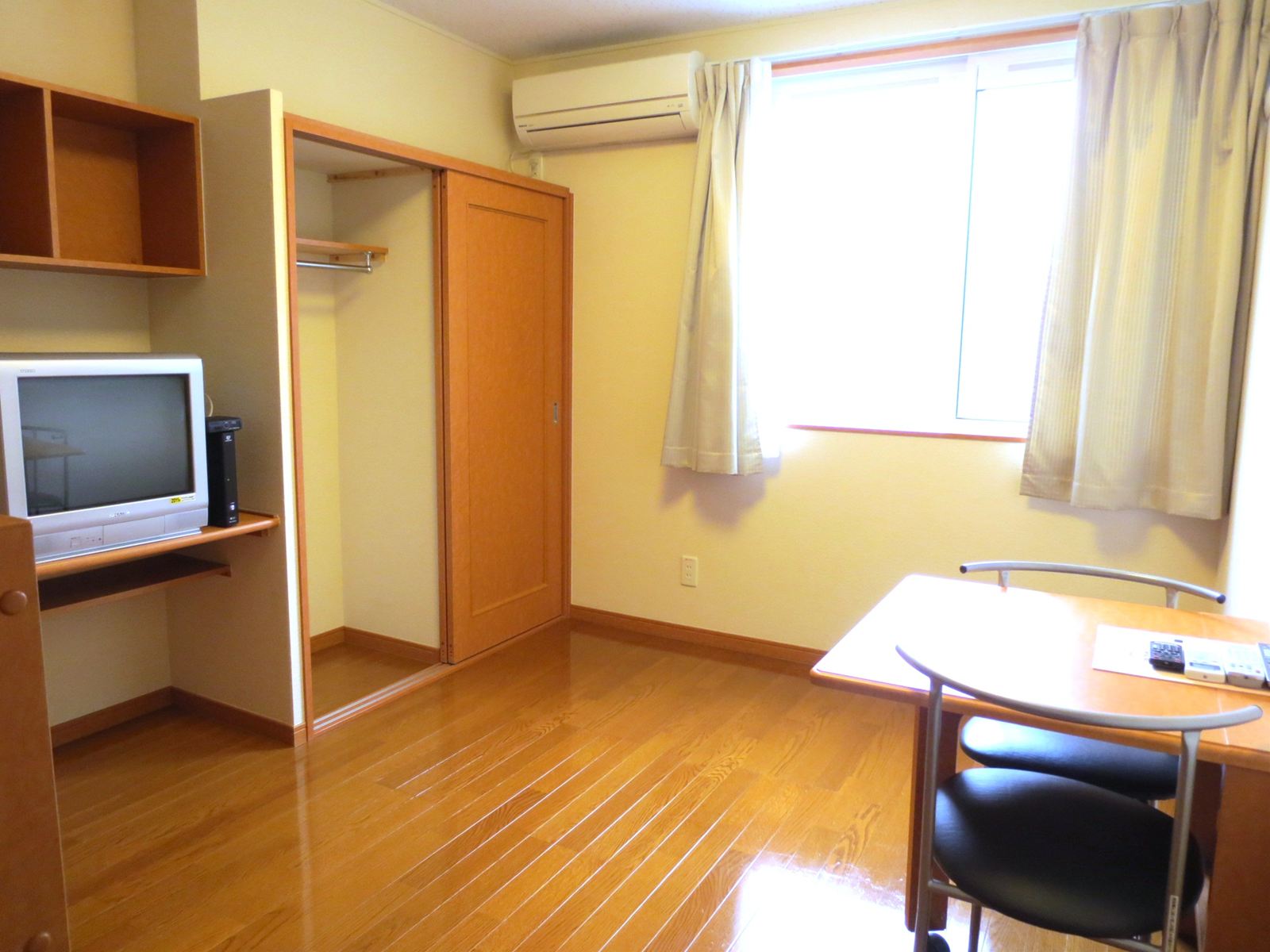 Living and room. Table is foldable! tv set ・ Air-conditioned