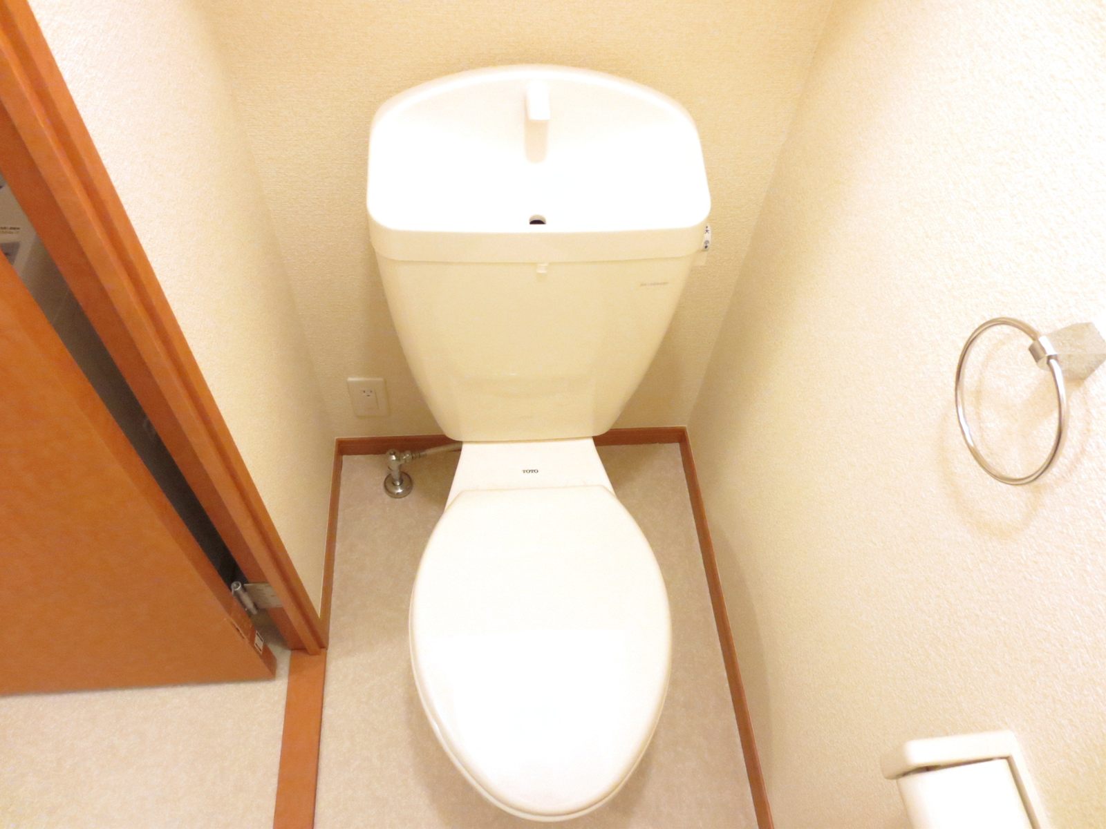 Toilet. Also has a private toilet towel! 