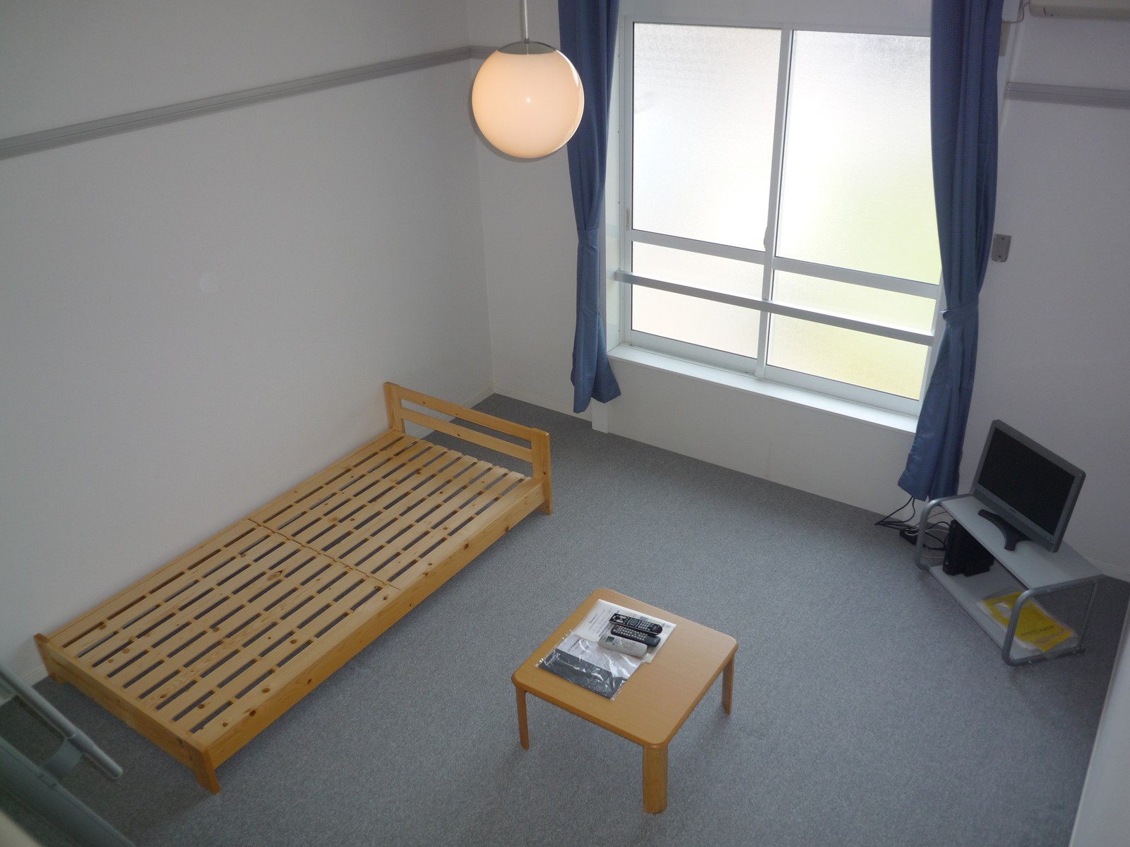 Living and room. TV ・ Air conditioning ・ Wooden frame bed ・ With table ※ Different specifications in the room