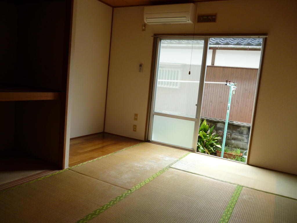 Living and room. 6 Pledge Japanese-style rooms with plates