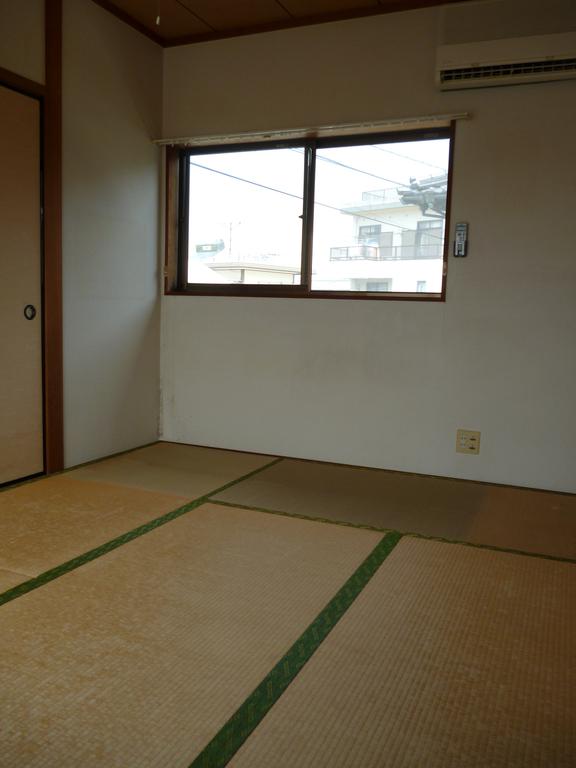 Living and room. Between 6 tatami air-conditioned rooms