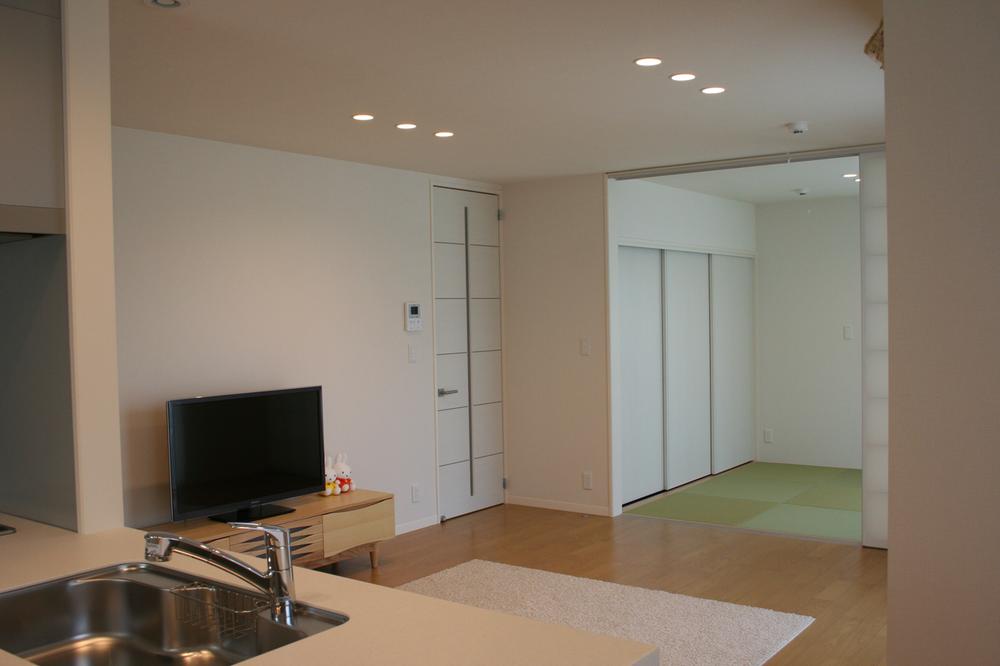 Living. Dining from the kitchen ・ living ・ Overlooks the Japanese-style room all of the room