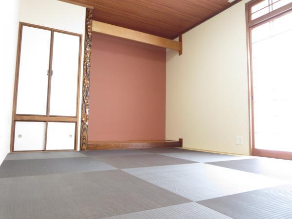 Non-living room. But is a Japanese-style room style, Here also is to strengthen cross-covered.