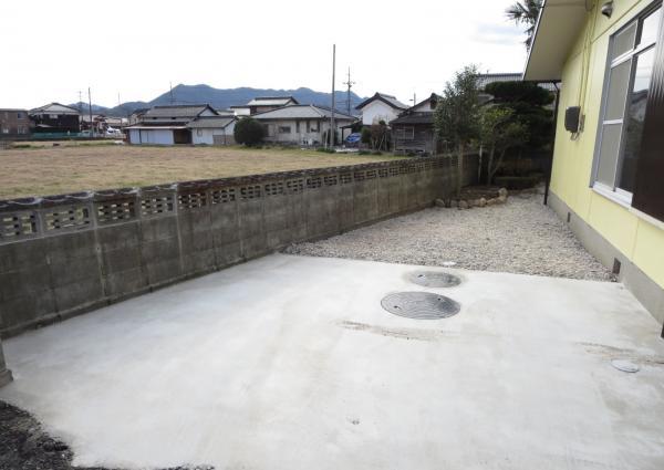 Parking lot. East site ・ Was septic tank newly established. Okay to ride the car because the pressure-resistant lid.