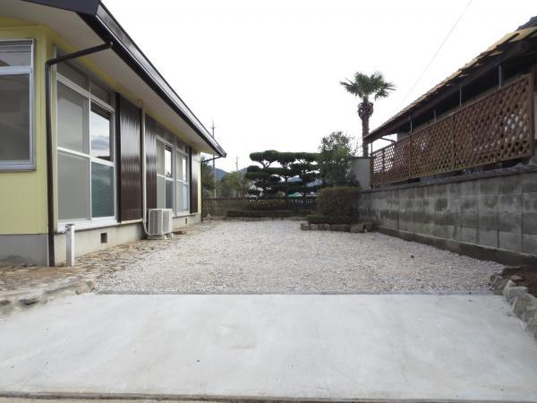 Parking lot. South side site ・ How to use as both a garden as a parking space is up to you!