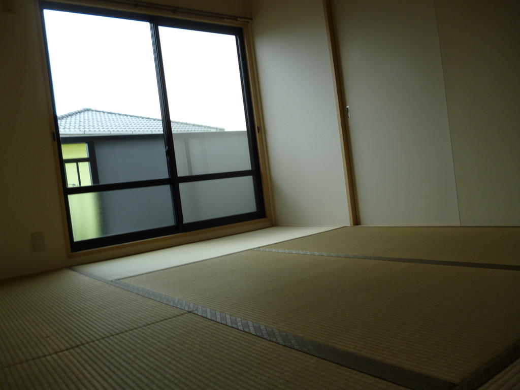 Other room space. Japanese-style light enters. Balcony possible out