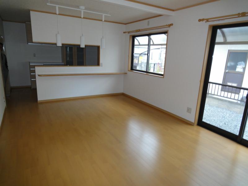 Living. 18 tatami mats and spacious living