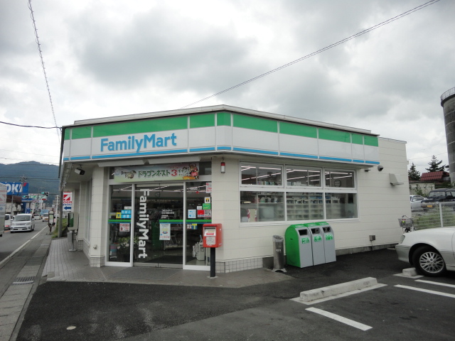 Convenience store. FamilyMart helmet and red Fuji street store up to (convenience store) 758m