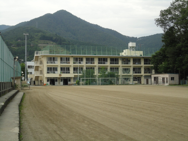 Primary school. 1063m to Fujiyoshida stand Shimoyoshida first elementary school (elementary school)
