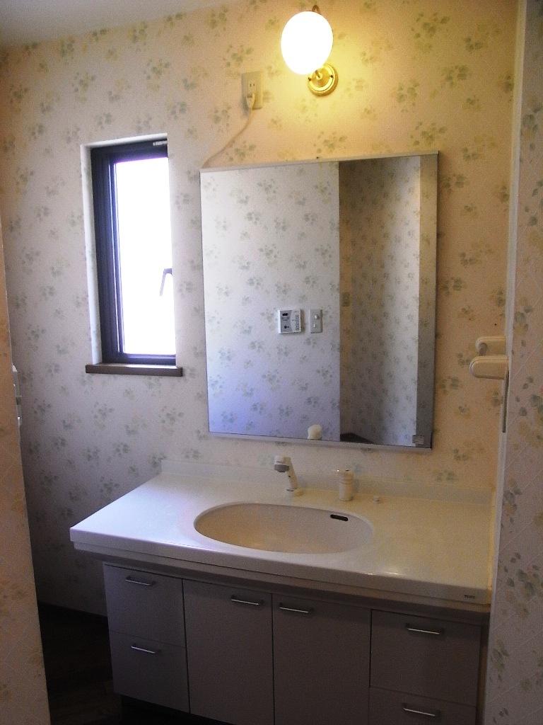 Wash basin, toilet. Washstand and spacious with wide
