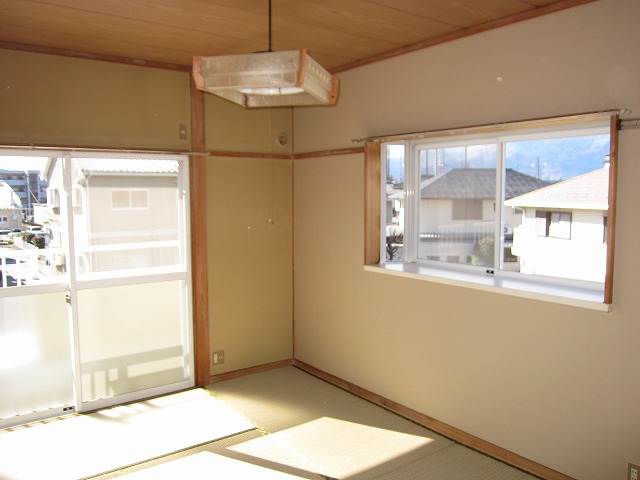 Living and room. Japanese-style room (1) 6 Pledge There is a bay window